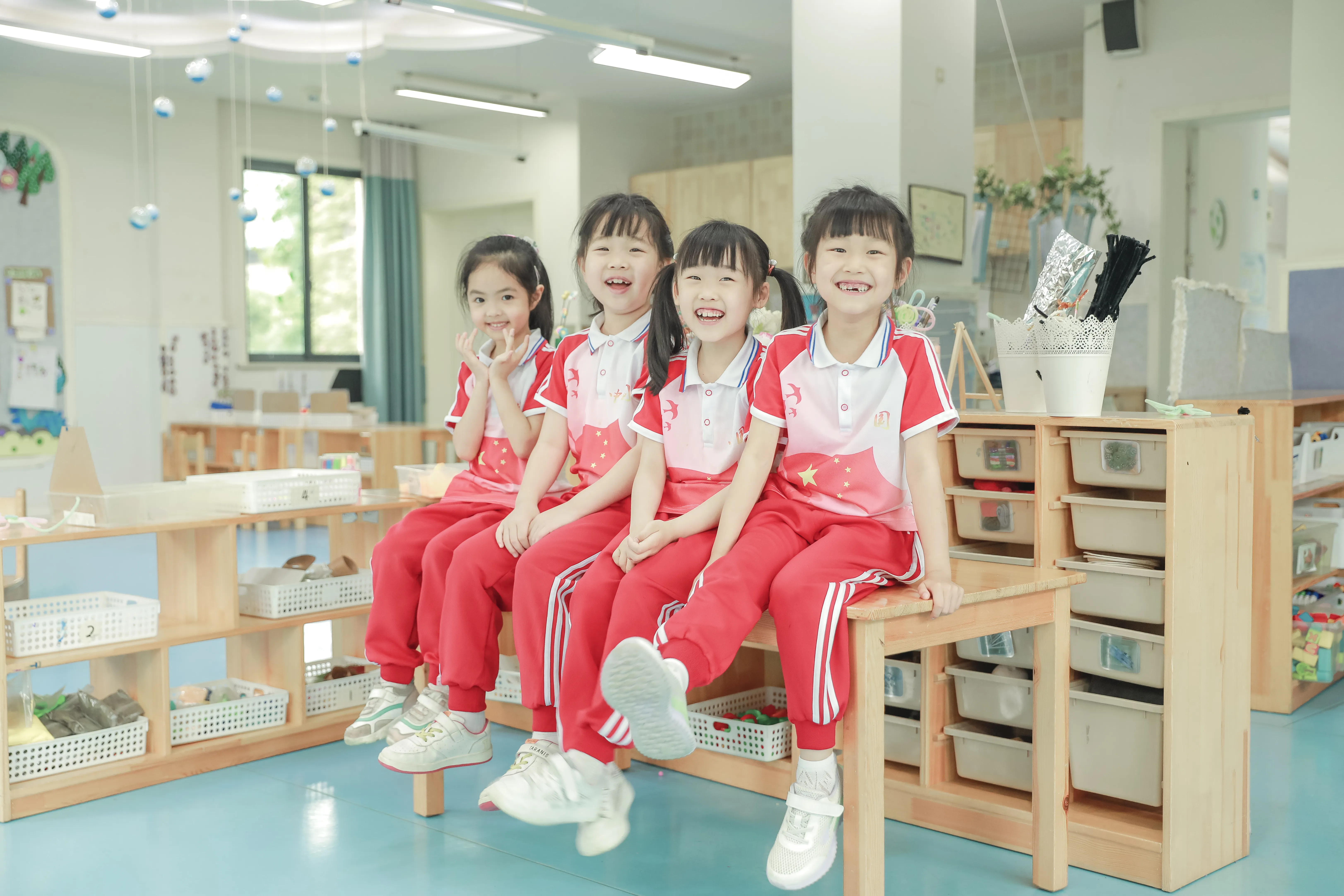 欢乐奔跑的学生们