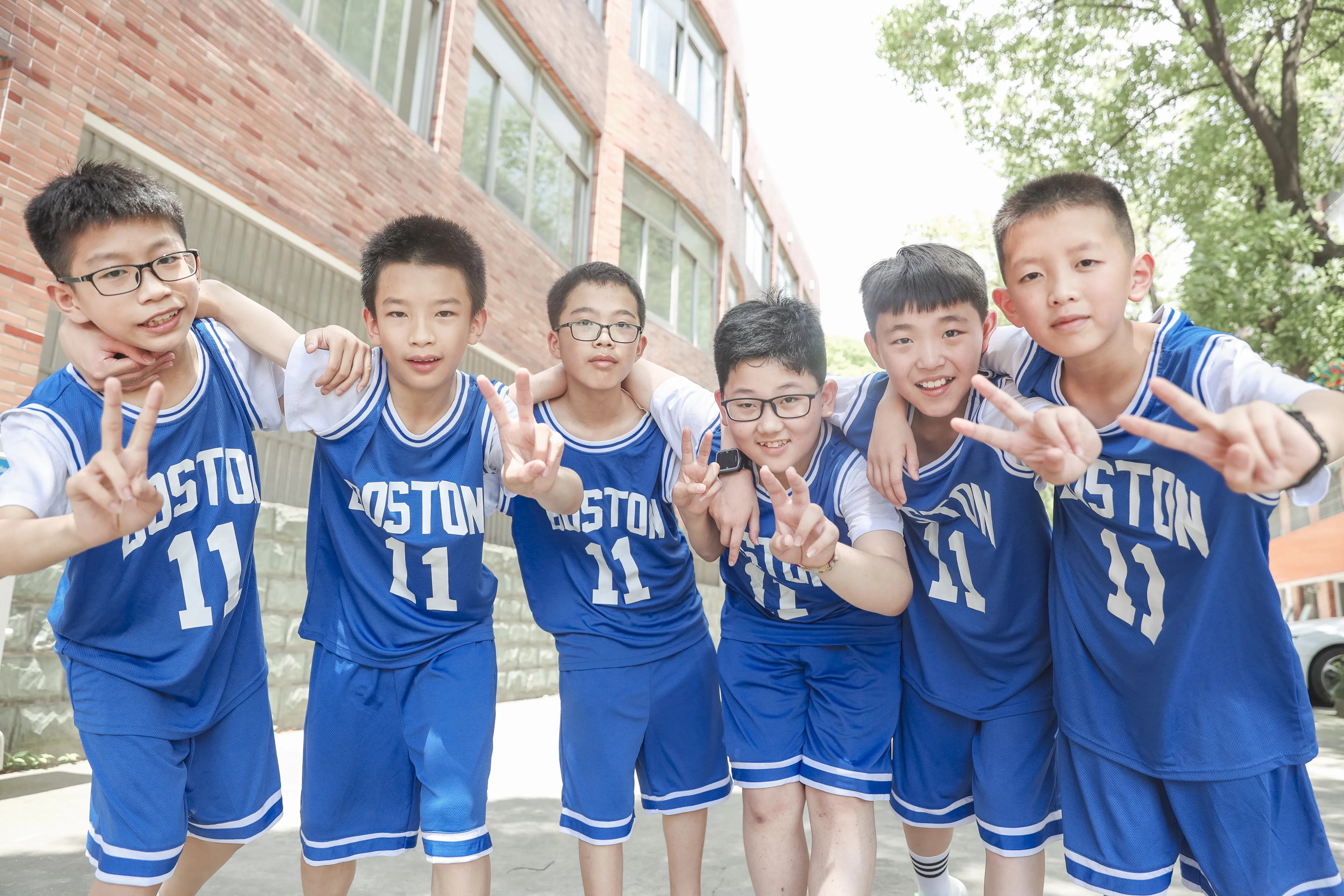 玩拍手游戏的学生们