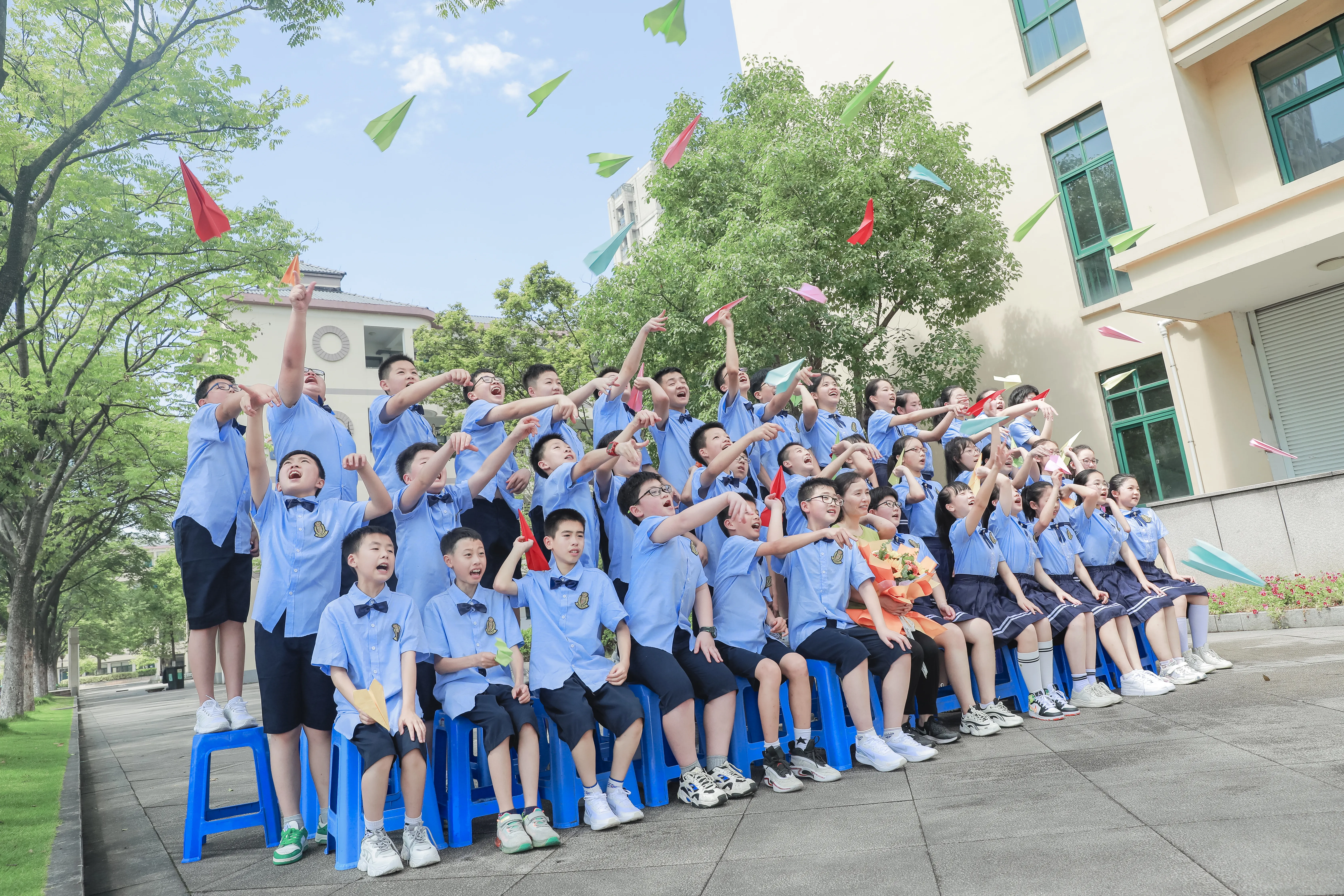 毕业季欢乐时刻 - 学生们抛纸飞机